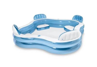 une piscine gonflable aux motifs bleus et blancs