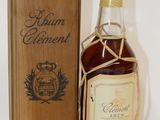 une vieille bouteille d'alcool posée à côté d'une caisse en bois