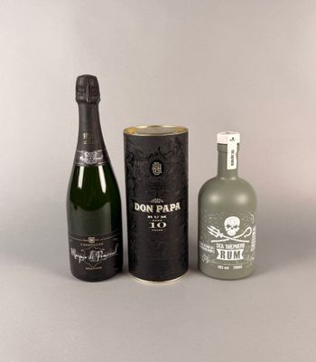 une bouteille d'alcool et une canette de liqueur l'une à côté de l'autre