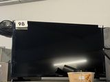 un téléviseur posé sur une table dans une pièce