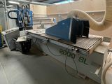 une machine qui découpe un morceau de bois dans une usine