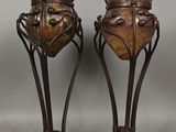 paire de vases en bronze posés sur des socles, sur fond gris