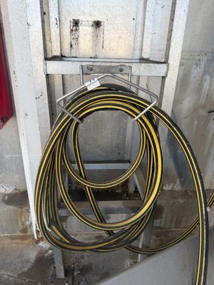 un tuyau fixé sur le côté d'un mur