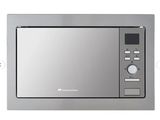 four à micro-ondes argenté avec commandes électroniques sur fond blanc