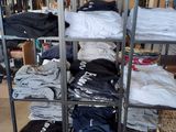 il y a beaucoup de t-shirts sur les étagères du magasin