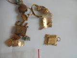 Plusieurs bijoux sont exposés sur une table, à côté d'une règle.