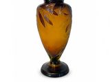 un vase en verre posé sur une table