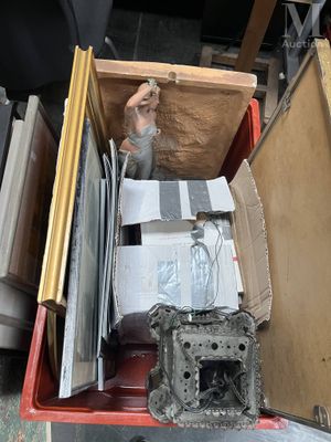 une boîte remplie d'objets hétéroclites posée sur le sol