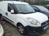 une camionnette blanche garée dans un parking à côté d'autres voitures