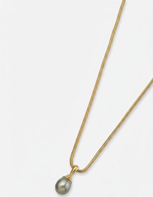 un collier en or orné d'une perle noire sur fond blanc