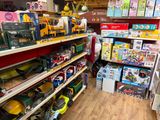 de nombreux jouets sur les étagères du magasin de jouets