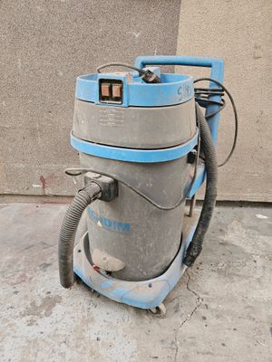 une machine qui est garée sur le trottoir