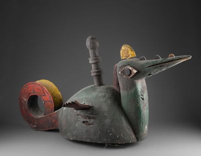 un gros plan d'une sculpture représentant un escargot avec un oiseau sur le dos