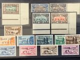une photo d'une collection de timbres dans une vitrine