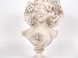 une statue de femme avec un chapeau sur la tête