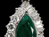 un gros plan d'un pendentif composé d'une pierre verte et d'un diamant sur fond noir