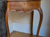 une table en bois avec un plateau en marbre et une cheminée en marbre