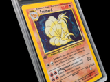 gros plan d'une carte pokemon dans un étui en plastique