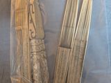 deux morceaux de bois dans un sac posé sur une table