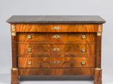 une commode ancienne avec dessus en marbre