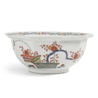 une image représentant un bol blanc orné d'un motif de fleurs et d'oiseaux