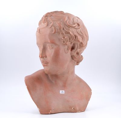 buste en marbre représentant un jeune garçon aux cheveux bouclés