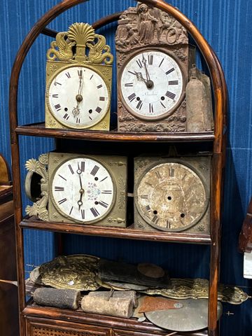 Important lot de mouvement de pendule. Lot de balancier et poids....