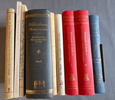 plusieurs livres sont alignés sur une table