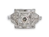 gros plan d'une bague en diamant sur fond blanc