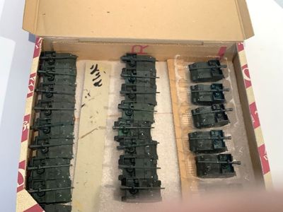 une boîte contenant tout un tas de petits trains noirs