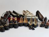 plusieurs paires de chaussures noires ornées de chaînes dorées et de pompons