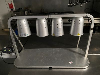 une table en métal sur laquelle sont posées plusieurs tasses