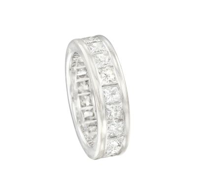 une bague en or blanc sertie de diamants taille princesse