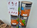 deux pots de peinture posés sur une palette en bois, à côté d'un panneau