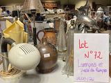 de nombreuses antiquités exposées dans un magasin