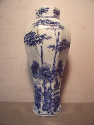 un vase bleu et blanc posé sur une table