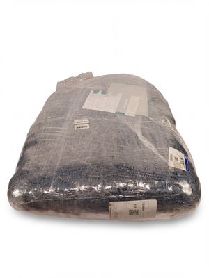 un matelas emballé dans du plastique posé sur une surface blanche