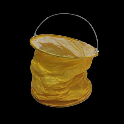 un seau en plastique jaune muni d'une poignée, sur fond noir