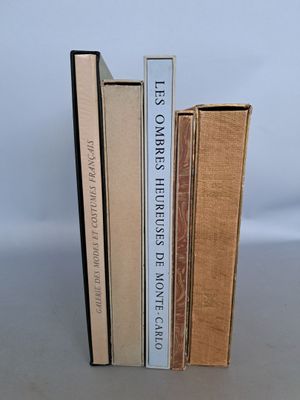 trois livres empilés sur une table