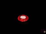 gros plan d'un diamant rouge sur une surface noire