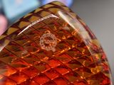 un gros plan d'un objet en verre posé sur une table