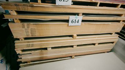 plusieurs piles de palettes en bois empilées les unes sur les autres