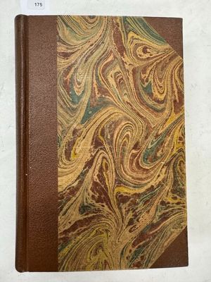 un vieux livre à la couverture brune posé sur une table