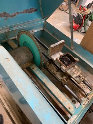 une machine posée sur une table dans une pièce