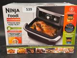 La boîte de la friteuse Ninja est ouverte sur la table.