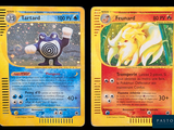 deux cartes Pokémon présentant des motifs différents, sur fond noir