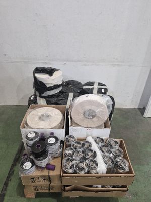deux paquets de papier toilette, un rouleau de papier toilette, un rouleau de papier toilette, un rouleau de papier toilette et un rouleau de papier toilette