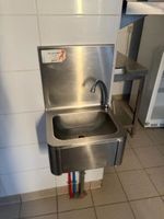 Un lave-main inox à commande fémorale