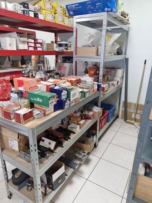 une pièce remplie de boîtes et d'étagères