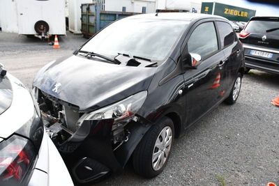 une photo d'une voiture endommagée dans un parking
